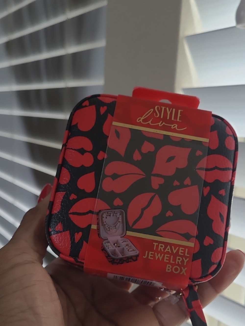 Style Diva Travel Jewelry Box - Black with Red Lip Print